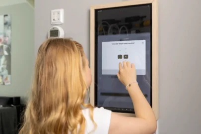 Meisje stelt iets in op de Hive Family Planner