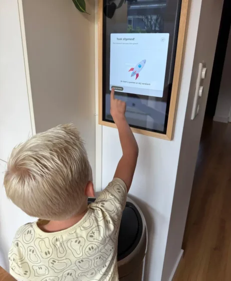 Taak afvinken Jongetje handelt een taak of op de Hive Digital Family planner.