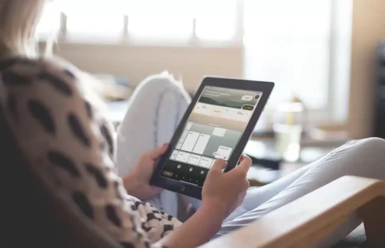 Women cheking the Hive Family Planner on her tablet